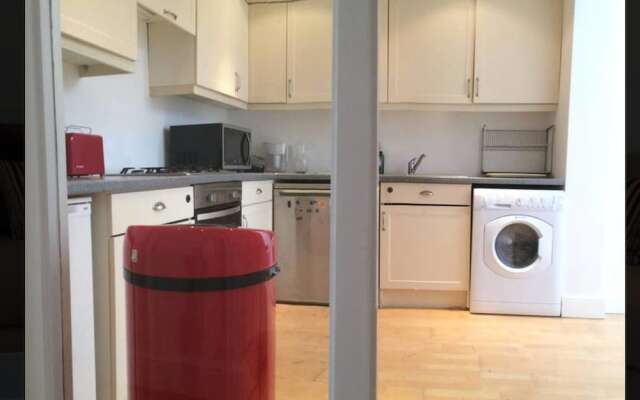 Great 2 BED in Northfields With Private Garden