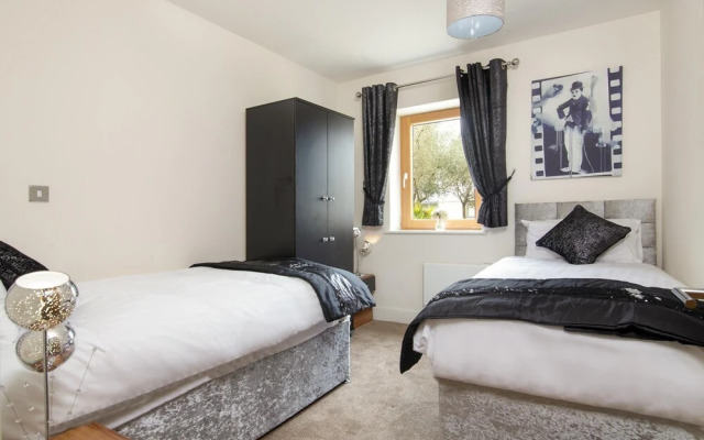 Free Parking Two Bedroom Apartment