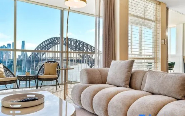Sydney's Landmark Views from Luxury 2Bd Apt