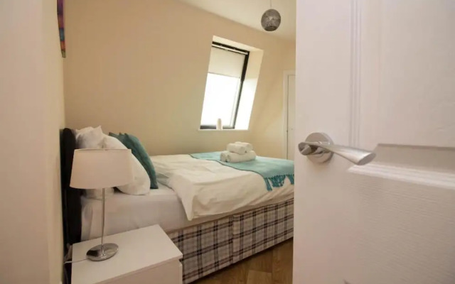 Stayzo Castle Penthouse 16- A Clean Fresh Modern Apartment With Free Wi-fi