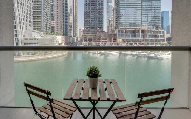 Designer Apartment Beautiful Waterfront View