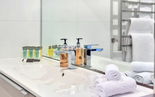 Spacious 2BR Near Westfield Newmarket