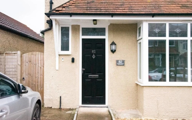 Quiet Residential Apt N/gloucester Road Sleeps 4