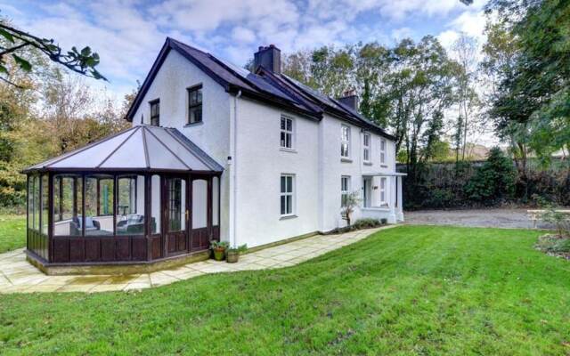 Restful Holiday Home in Glandwr near River