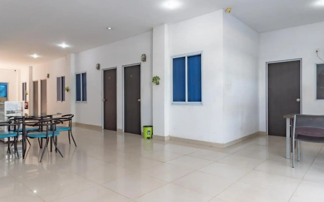 RedDoorz Plus Near Kepri Mall