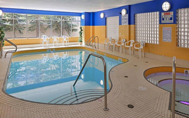 Econo Lodge Inn & Suites University