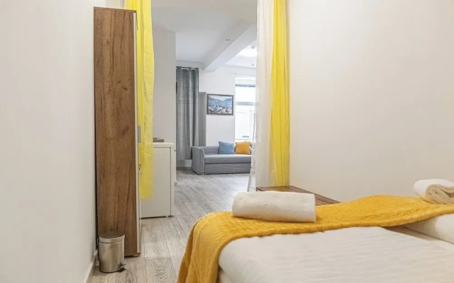Elegant 3BR Apt Steps from Hauptbahnhof