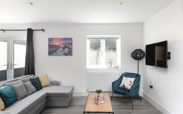 Skyvillion Vineyard Court, Enfield, 2 Bed, With Garden