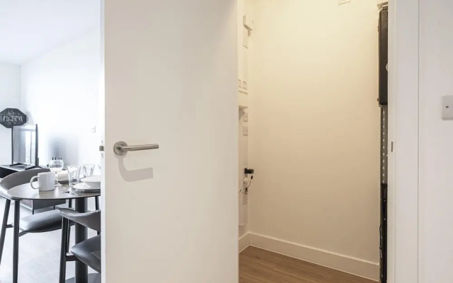 Modern Flat Near City Centre