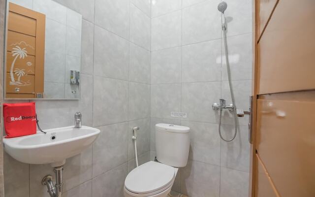 RedDoorz Plus near Syamsudin Noor Airport 3