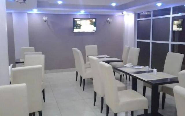 The Junction Hotel & Suites