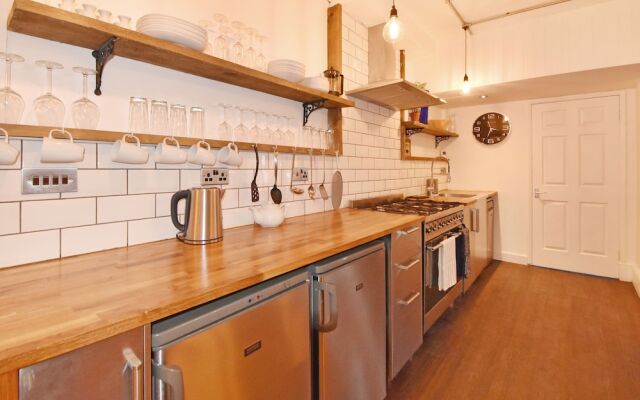 Clarendon Apartment