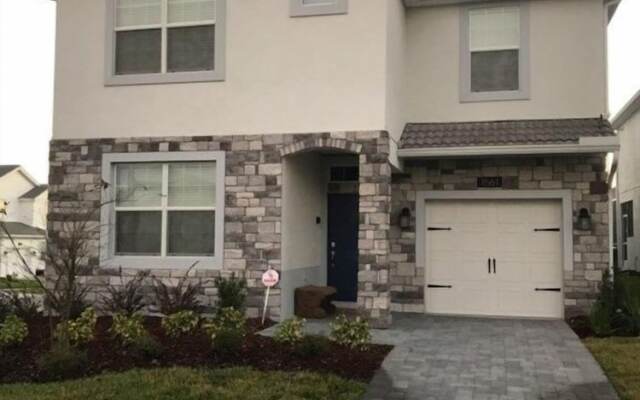 Champions Gate Luxury ! 6 Bedroom Home by RedAwning