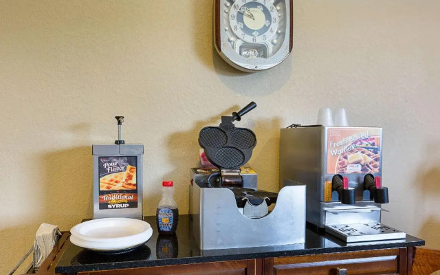 Econo Lodge & Suites