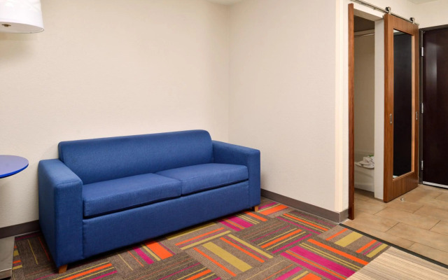 Holiday Inn Express & Suites North Kansas City by IHG