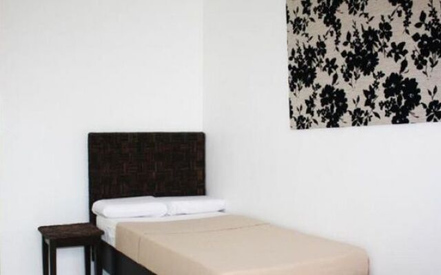 R Suites & Cafe