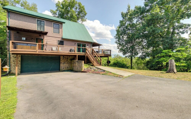 Sevierville Cabin w/ Hot Tub & Mountain-view Deck