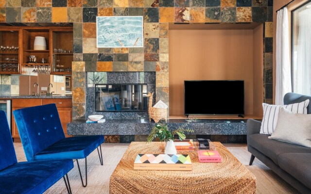 Whispering Palms by AvantStay | WALK TO COACHELLA | Pool & Hot Tub | Sleeps 16!