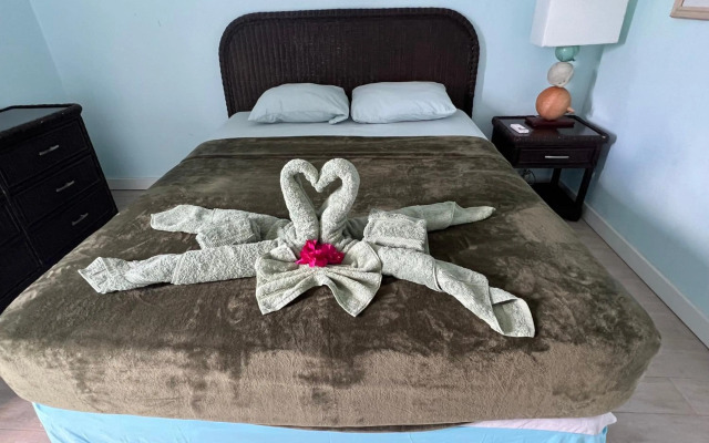 Sunny 2- Bedroom Villa in the Marina