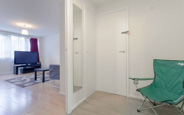 Spacious 2 Bedroom House in Bow