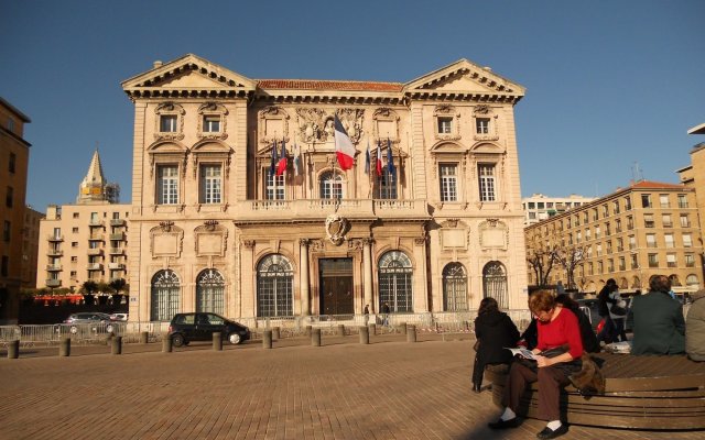 ESCALE MARSEILLAISE, Grand T2 calme, près du Vieux Port pour 2 a 4 personnes, NETTOYAGE RIGOUREUX