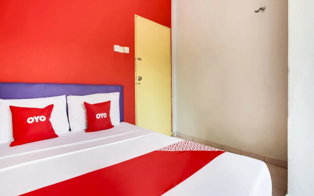OYO 89615 T Family Hotel