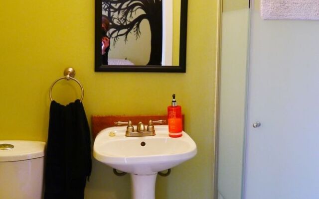 Tofino Travellers Guesthouse