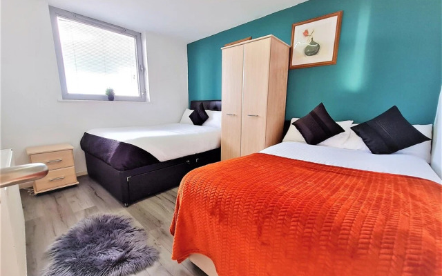 2 bedroom Central Flat with Parking