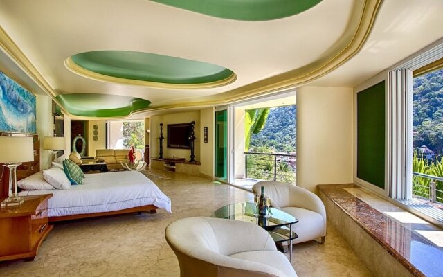 Luxury Master Suite with Beach, Ocean and swimming pool view