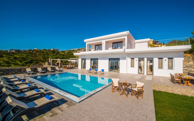 Villa Bellelen With a Heated Pool