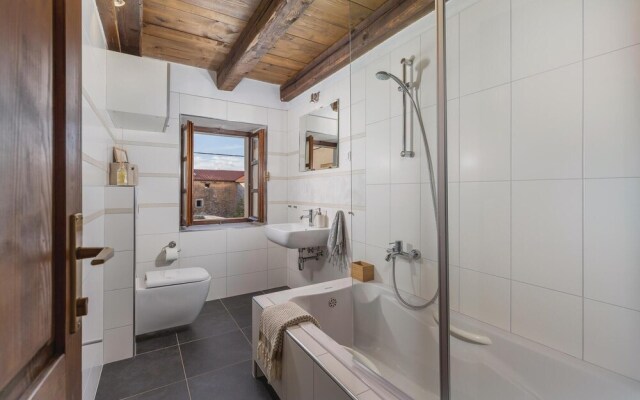 Beautiful Home in Kanfanar With Jacuzzi, Wifi and 7 Bedrooms