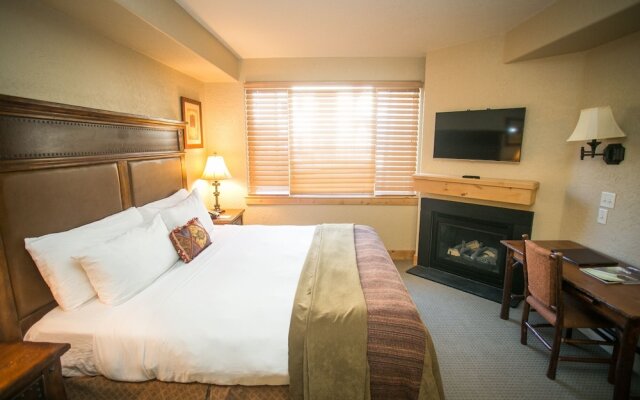 Silverado Lodge with Easy Pool Access by RedAwning