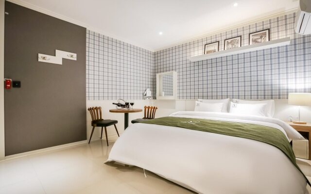 Yellow Hotel