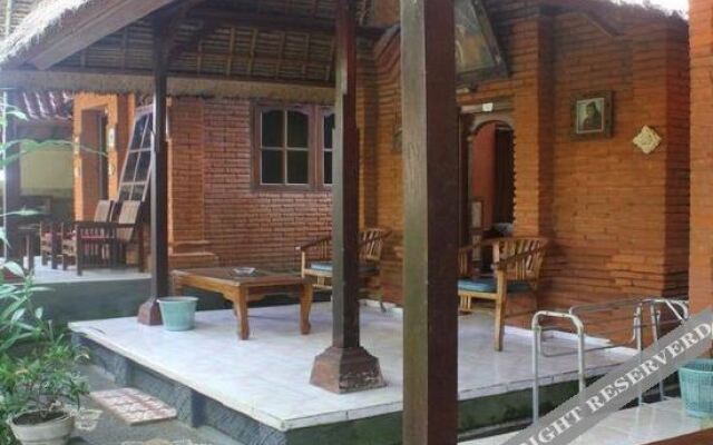 Nyoman Astana bungaloWs