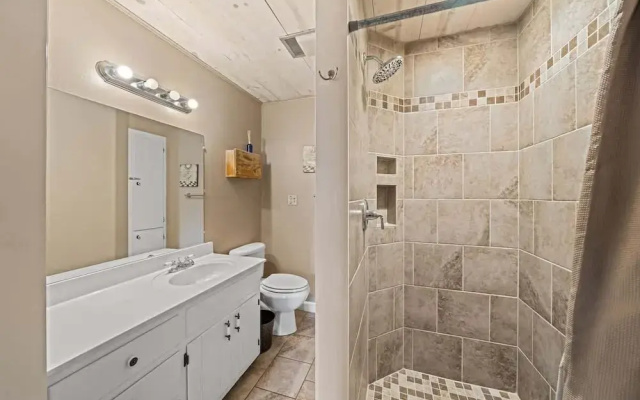 Suite Elliana W/hot Tub & Outdoor Fireplace!