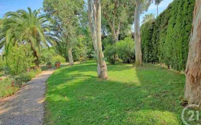 GOLFE JUAN Studio dans résidence avec piscine