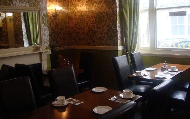 Cross Street Guesthouse & B & B