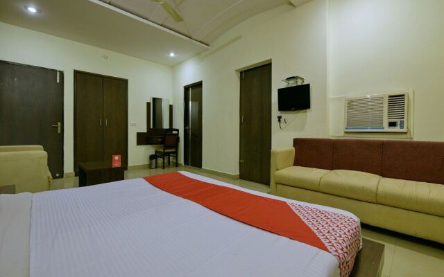 OYO 11754 Hotel Classic 7