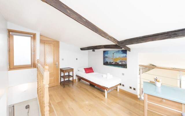 Character near Jardin du Luxemberg