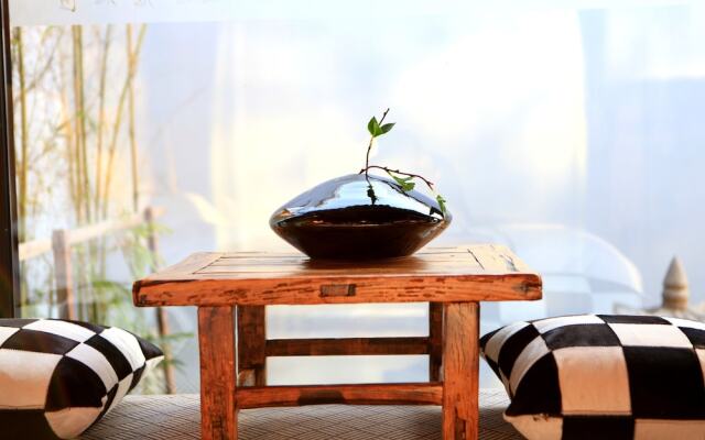Carpenter's Rustic Courtyard-Great Wall