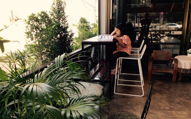 EZ House & Cafe