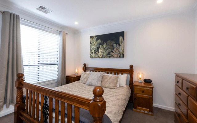 Cozy Getaway, King Bed with TV, NBN, Netflix, Nespresso