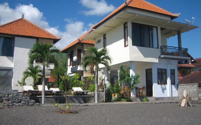 Lucky Paradise Bungalows on The Beach