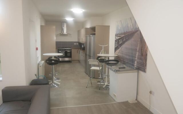 NEW Sleek 6BD Kensington Home Close to City