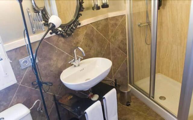 Hospederia Almundo by Alexandra Realty