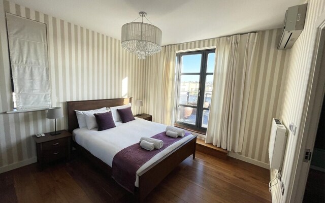 Continental Apartment- 2-bed Penthouse Farnborough