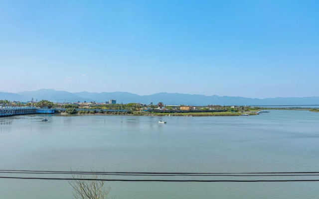 Between River and Sea