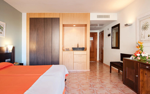 LIVVO Lago Taurito Hotel & Aquapark