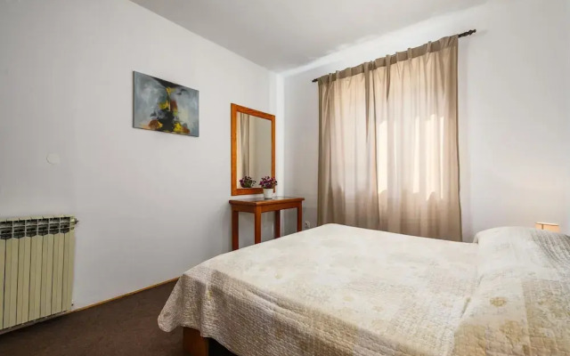 Spacious Apartment With Garden