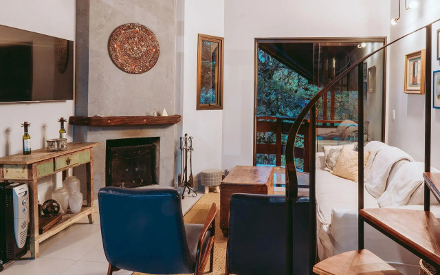 Duplex com lareira e TV Smart em meio à natureza